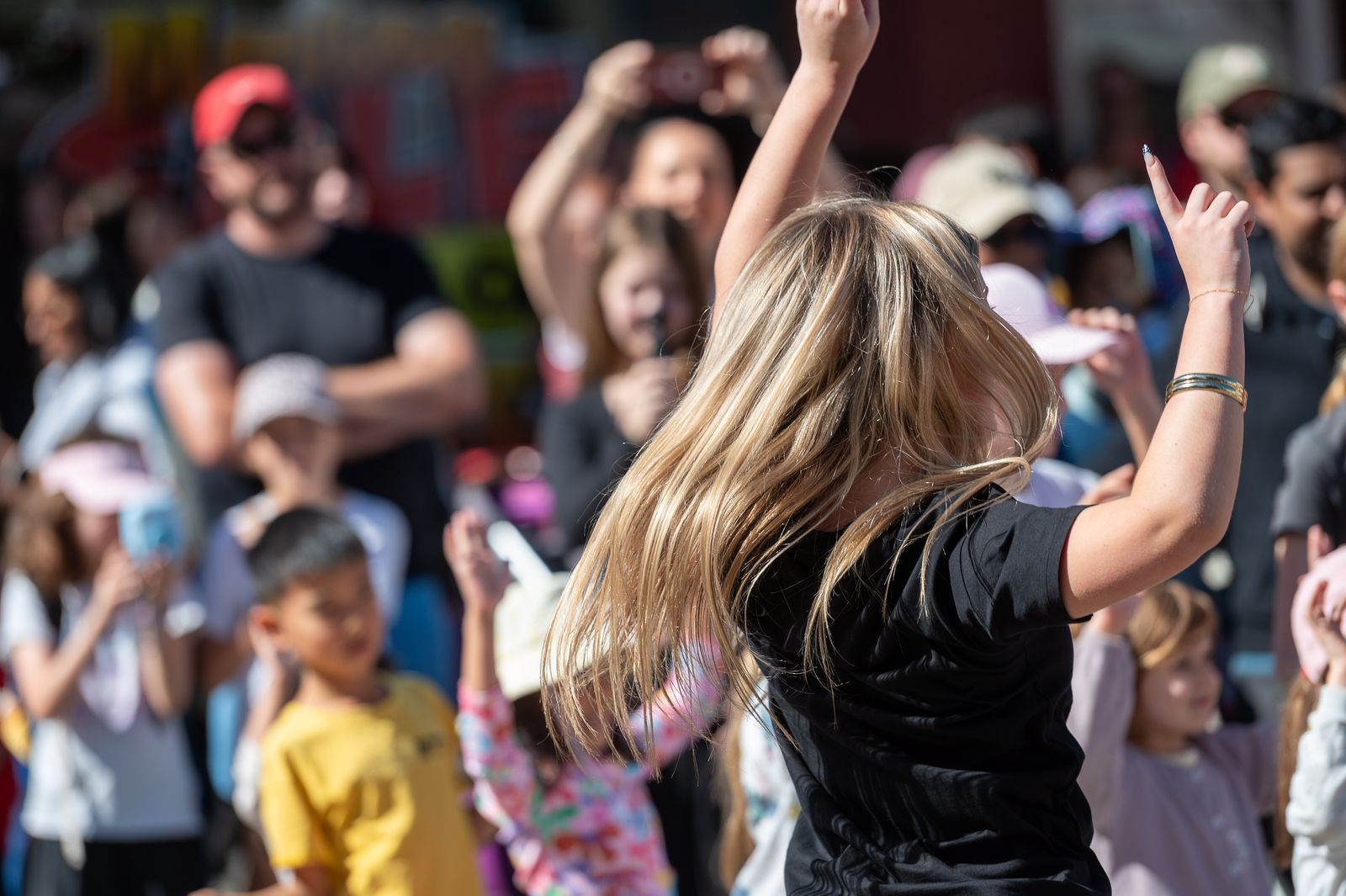 Children dancing along with the performers